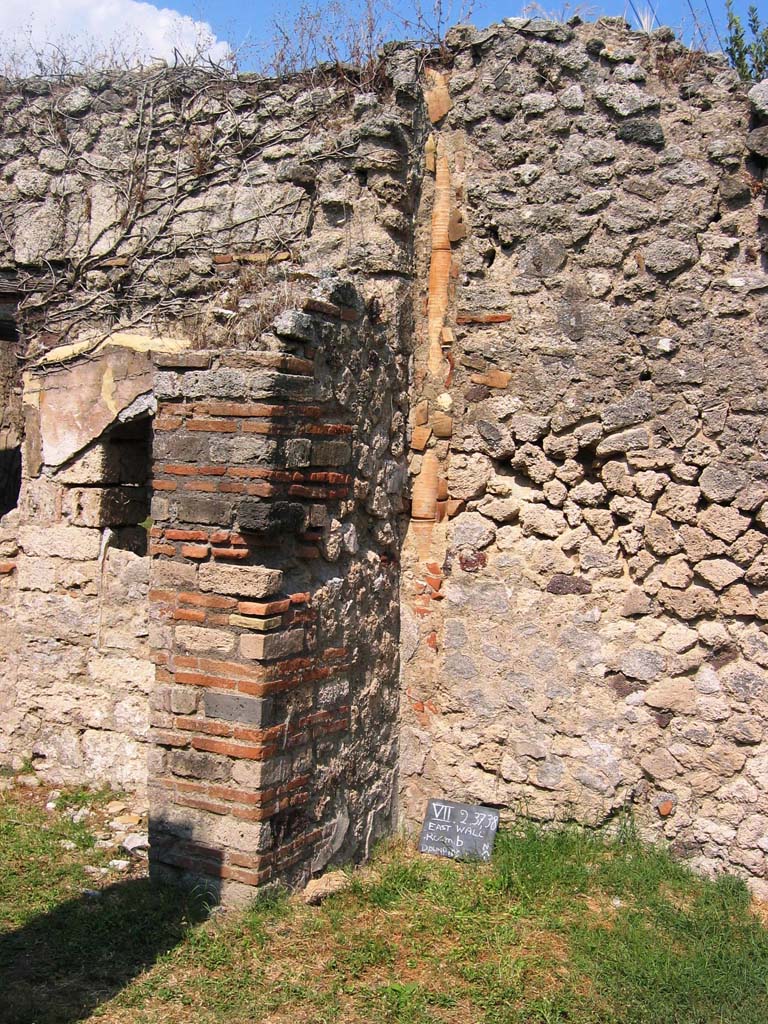 VII.2.38 Pompeii. July 2008. Pilaster dividing the tablinum, left, with the east wall of the atrium, on right.
Photo courtesy of Barry Hobson.