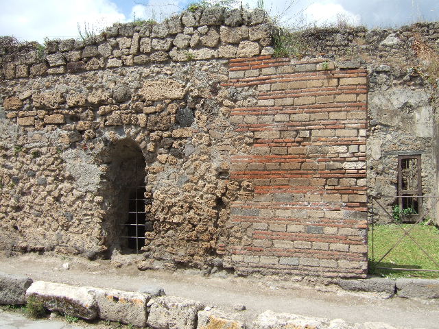 VII.2.41 Pompeii. May 2006. West wall with entrance to cellar.