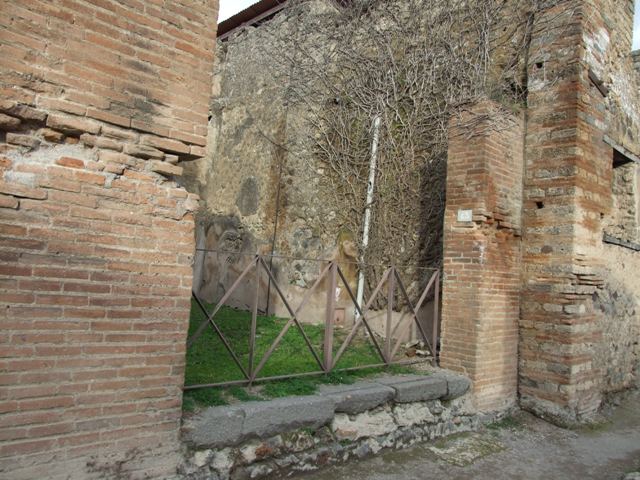 VII.2.43 Pompeii. December 2007. Looking north across shop.