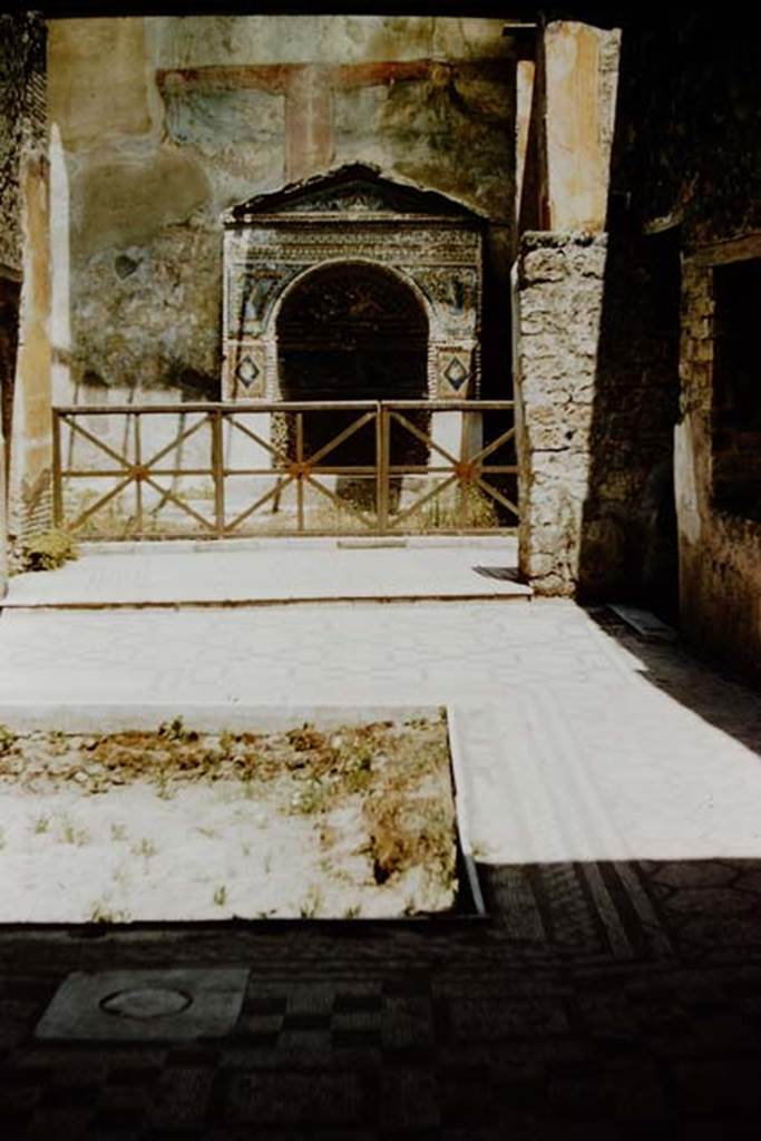 VII.2.45 Pompeii. 1957. Looking across atrium towards fountain. Photo by Stanley A. Jashemski.
Source: The Wilhelmina and Stanley A. Jashemski archive in the University of Maryland Library, Special Collections (See collection page) and made available under the Creative Commons Attribution-Non Commercial License v.4. See Licence and use details.
J57f0127