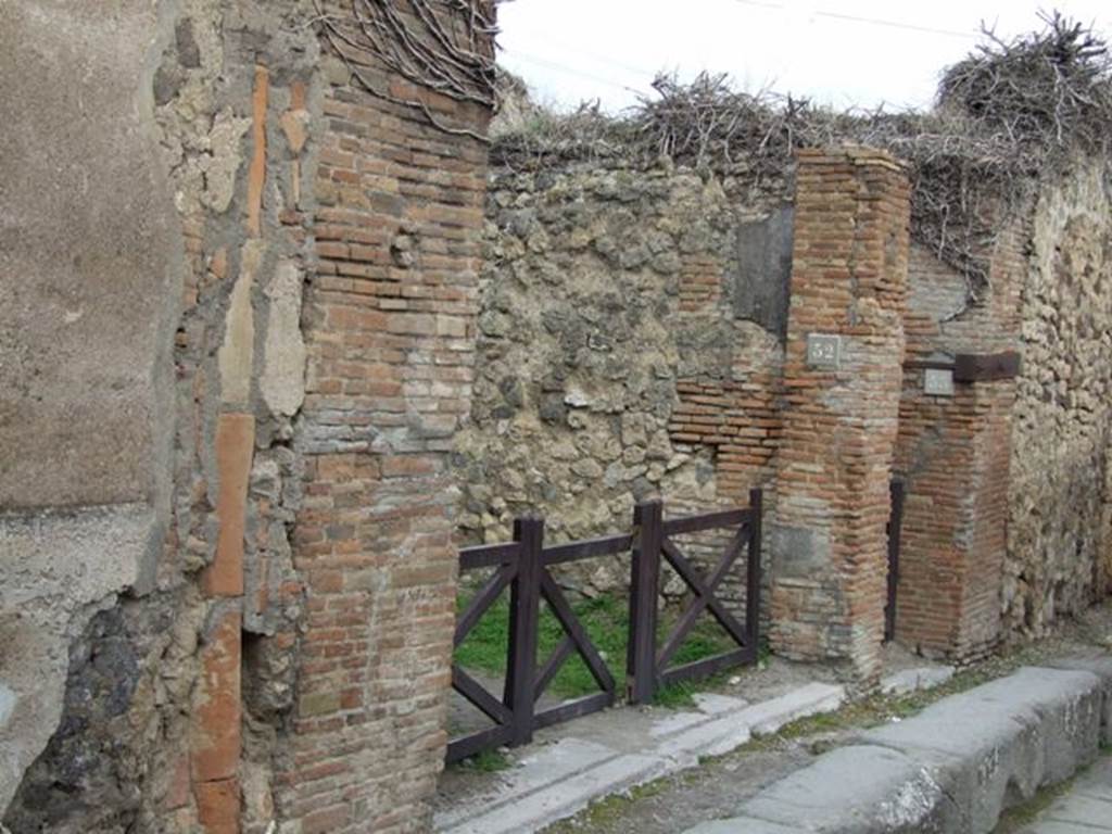 VII.2.52 Pompeii. December 2007. Looking north to entrance of a recess that used to have a masonry tub or basin closing off the rear.