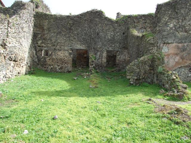 VII.3.4 Pompeii. March 2009. Looking south to the doorway into the garden,on the left. The remains of the walls of the Triclinium, with window onto garden are on the right.