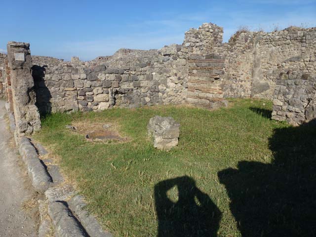 VII.3.4 Pompeii. March 2009. Looking south across shop to doorway to the dwelling at rear.