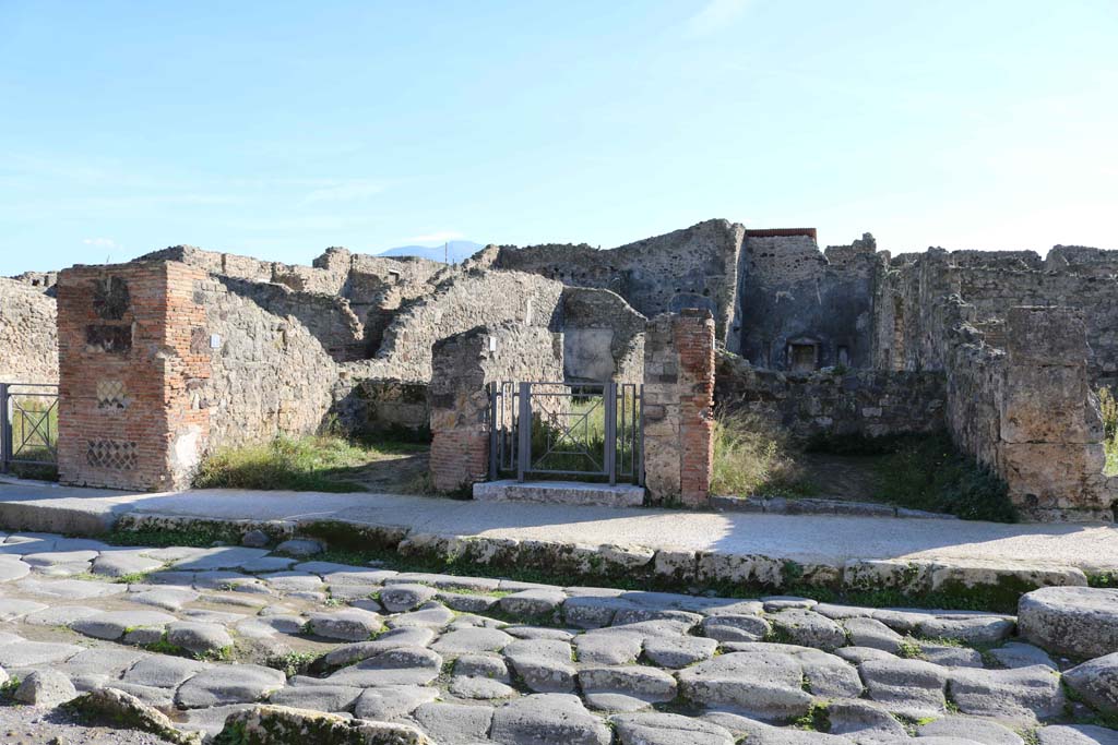 VII.3.6, Pompeii, in centre, with VII.3.5, on right. December 2018.
Looking south to entrance doorways on Via della Fortuna. Photo courtesy of Aude Durand.