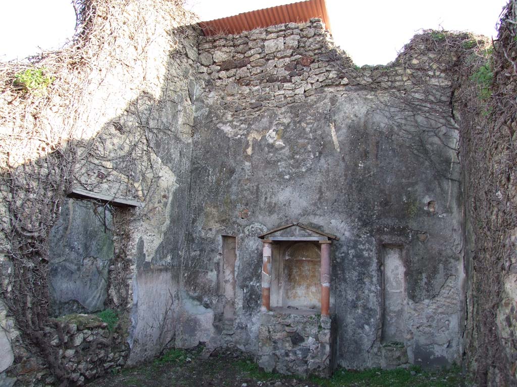 VII.3.6 Pompeii. December 2006. On the left can be seen the window from the triclinium.
The aedicula lararium is against the south wall of the garden.
According to Fiorelli, eight fugitives perished and were found in the triclinium.