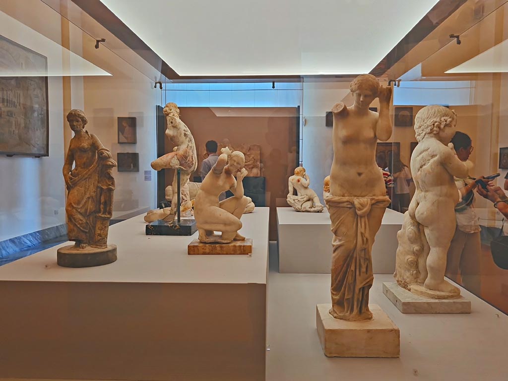 Display in “L’altra MANN” exhibition, October 2023, at Naples Archaeological Museum of Venuses and other garden statuettes.
Centre right is the large Venus found in the aedicula lararium on south wall of garden in VII.3.6, Pompeii.
Photo courtesy of Giuseppe Ciaramella.