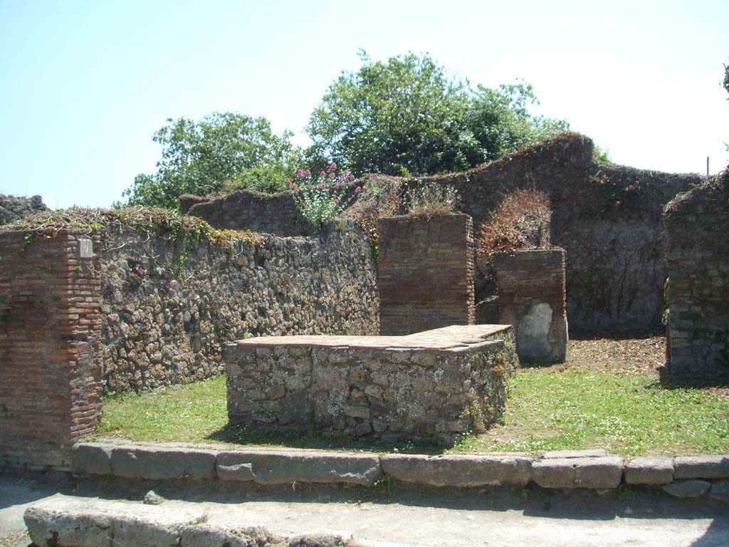 VII.3.9 Pompeii. December 2007. South side of small room and latrine in south-east corner.