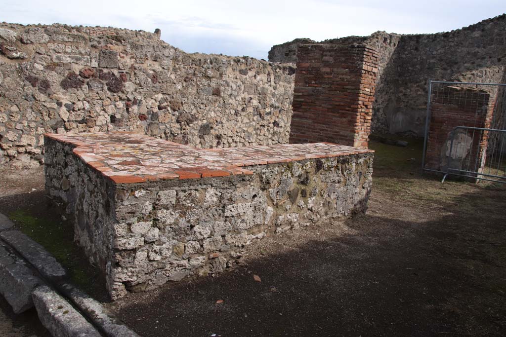 VII.3.9 Pompeii.  Popina?  May 2006.  Oven or hearth.