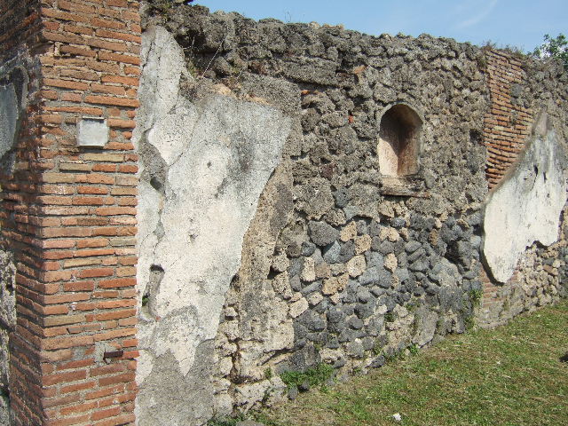 VII.3.10 Pompeii. May 2005. Arched niche with remains of red stucco.