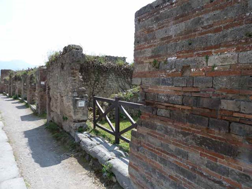 VII.3.16 Pompeii. May 2005. South wall of shop.