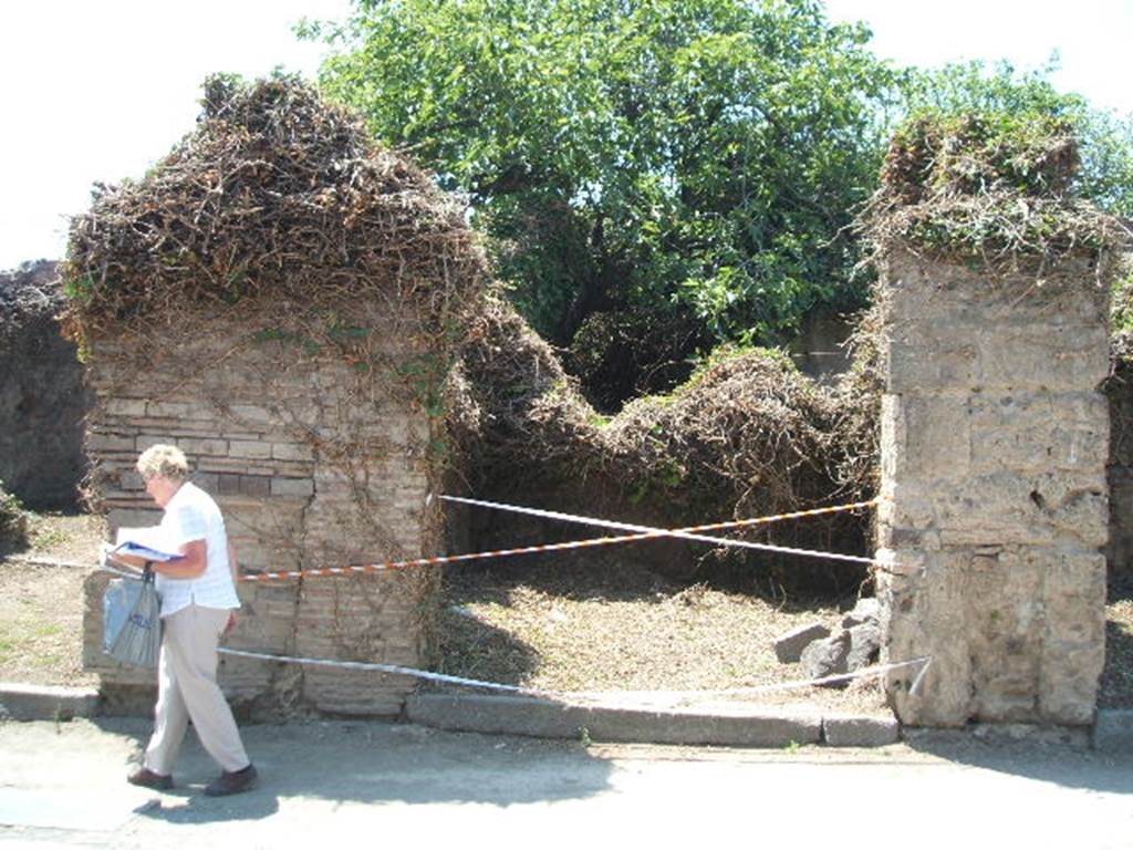 VII.3.20 Pompeii. May 2005. Entrance. According to Fiorelli, found here were various vanishing graffiti, remaining visible and readable were:
(L) . NVMISIVM . AED OVF 
(M) . CASELLIVM . MARCELLVM
                       AED . RO(G . RVBRISIVS)

PAQVIVM

(L) . C . S . IIVIR . OVF
EVHODE . PERFVSOR . CVM . SECV�.
                     O . V . F
See Pappalardo, U., 2001. La Descrizione di Pompei per Giuseppe Fiorelli (1875). Napoli: Massa Editore. (p.87)

According to Della Corte, found on the walls of three rustic shops between 19-21 on Via Stabiana were the two graffiti �

rog(at)  Rubellius    [CIL IV 839]

Casellium
[�]
rog(at)  Rubellius    [CIL IV 842]

This graffito underneath, found between VII.3.20 and VII.3.21, opposite the second entrance of the Central Baths, read according to Della Corte
Euhode,  perfusor,  cum  Secu(ndo)  (fac)    [CIL IV 840]  

The full graffito should read:
[L(ucium)]  C(eium)  S(ecundum)  II vir(um)  o(ro)  v(os)  f(aciatis) 
Euhode  perfusor  cum  Secu[undo(?)] 
o(ro)  v(os)  f(aciatis)       [CIL IV 840]

See Della Corte, M., 1965.  Case ed Abitanti di Pompei. Napoli: Fausto Fiorentino. (p.155)

