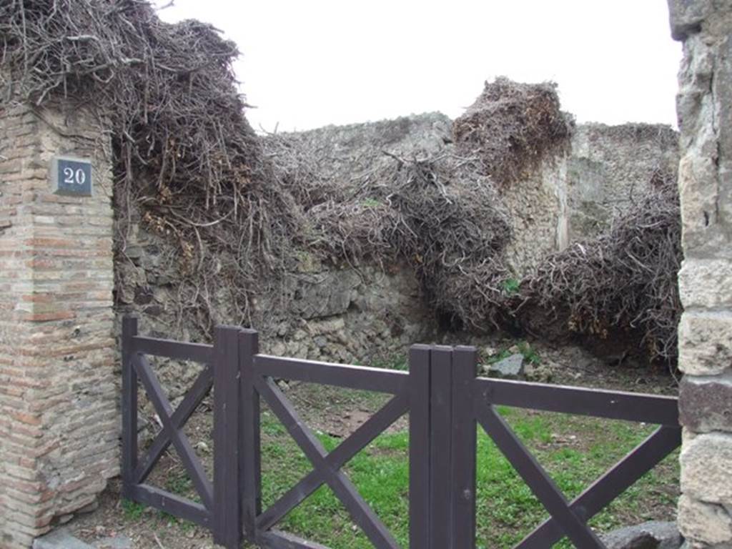 VII.3.20 Pompeii. Shop. December 2007. Entrance and south wall.