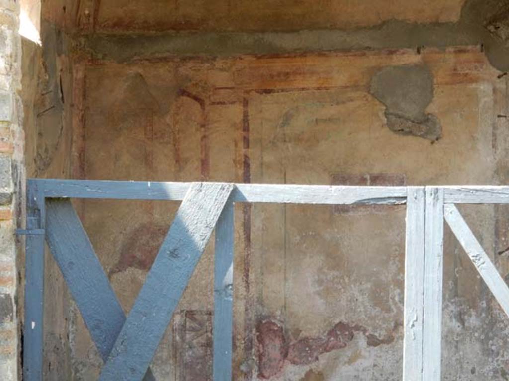 VII.3.21 Pompeii. May 2005. Vaulted triclinium. South wall with window, which took its light from the yard or light-well in VII.3.22.