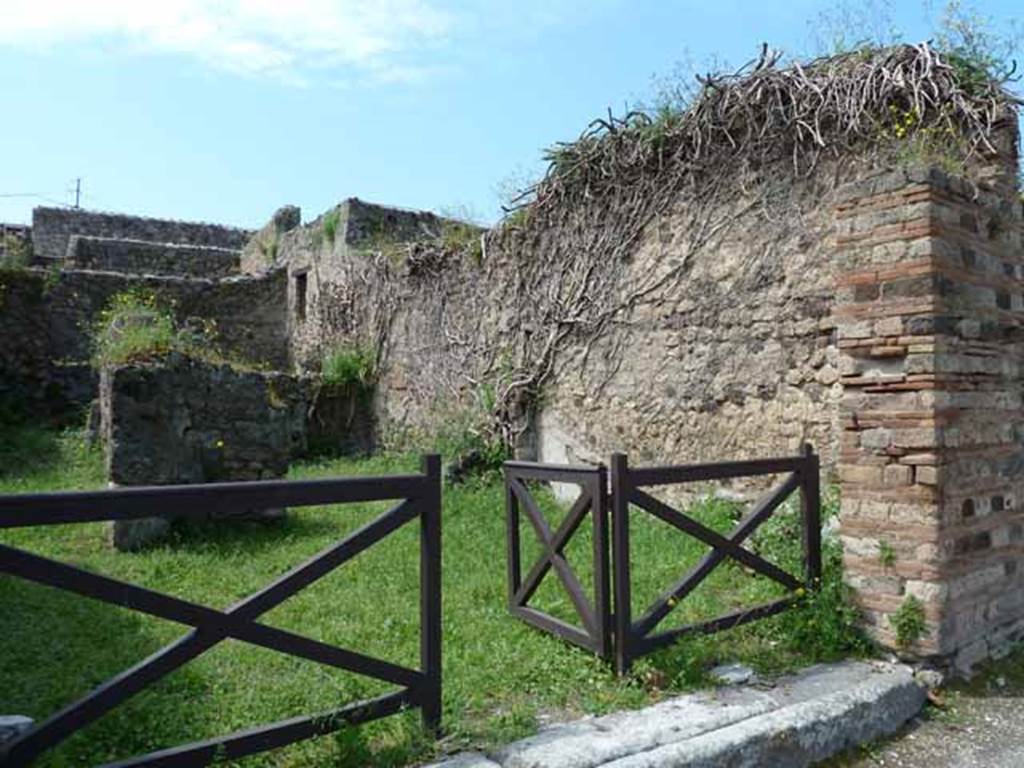 VII.3.22 Pompeii. December 2006. North wall of shop and rear room.