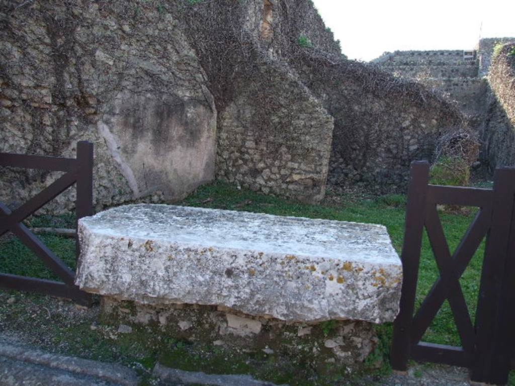 VII.2 Pompeii. December 2005. Vicolo del Panettiere looking west. Side wall of VII.3.23.