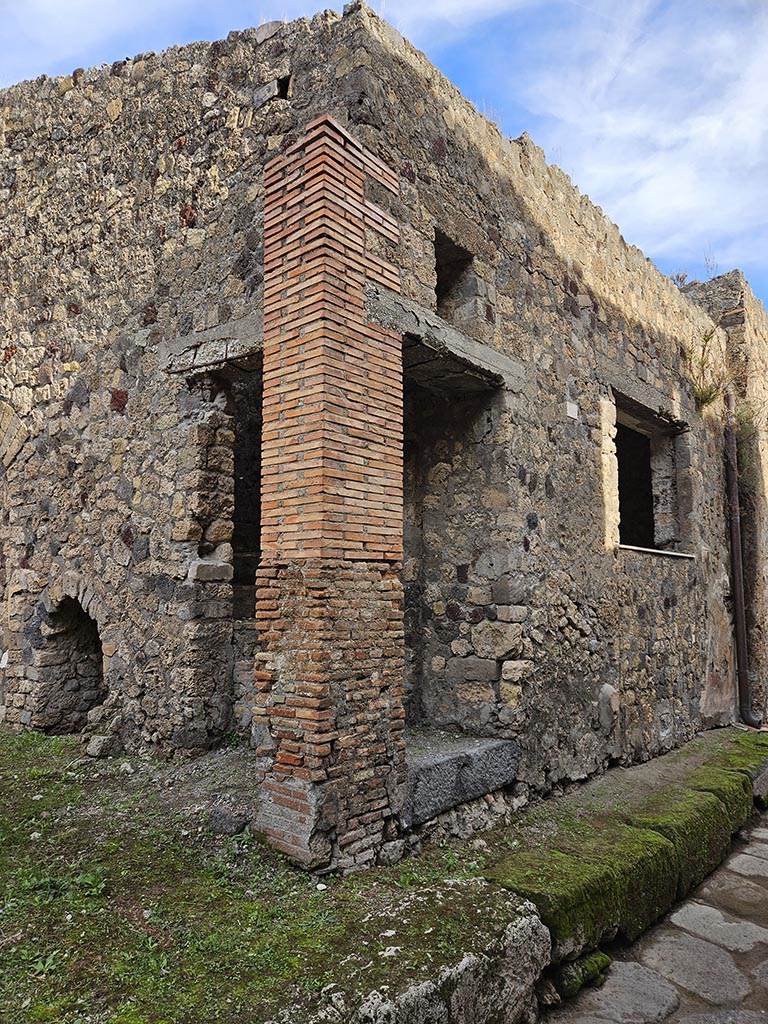 VII.3.28 Pompeii. December 2005. Bar with remains of counter.