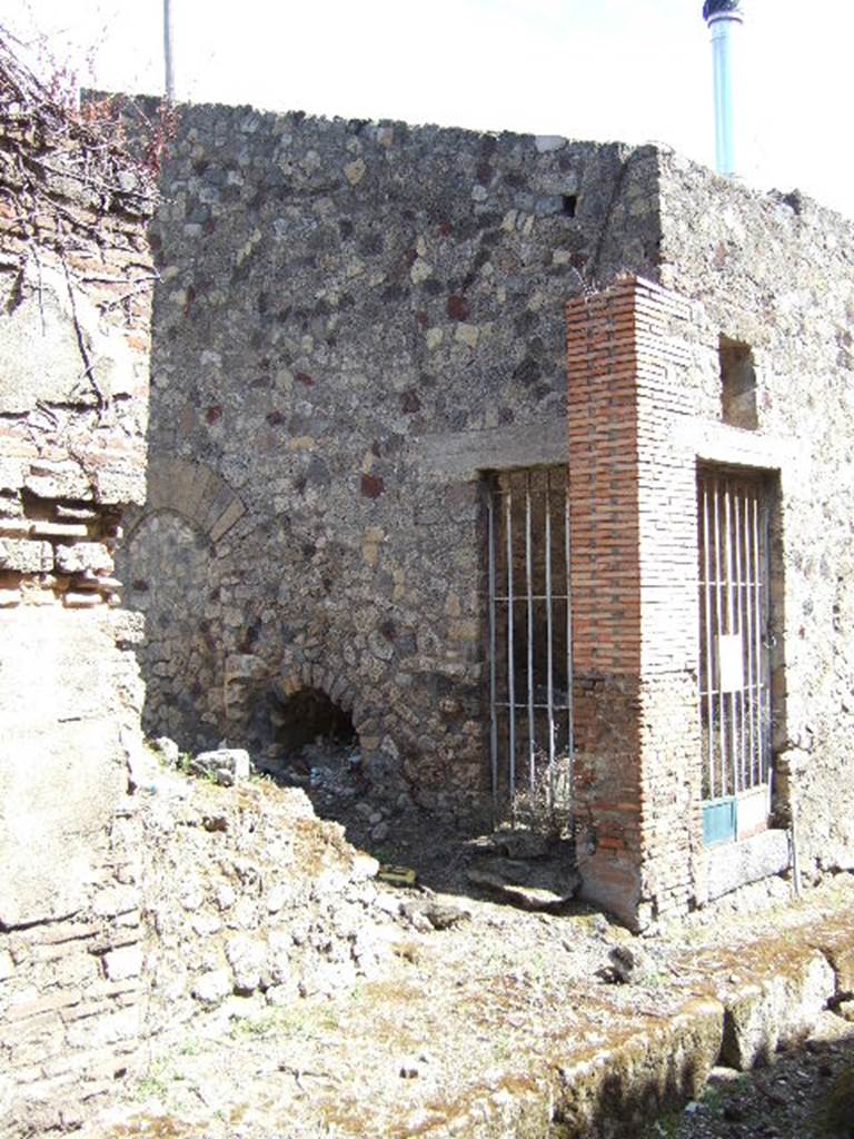 VII.3.28 Pompeii. May 2006. Remains of bar counter.