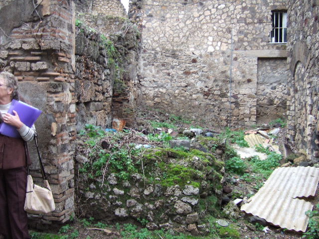 VII.3.28 Pompeii. May 2006 Blocked doorway in east wall, this used to go under stairway through to VII.3.26