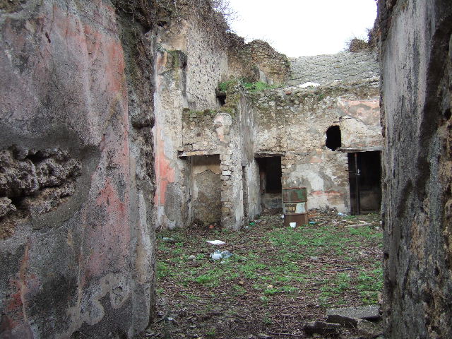 VII.3.29 Pompeii. March 2009. Room 1, marble puteal in atrium.