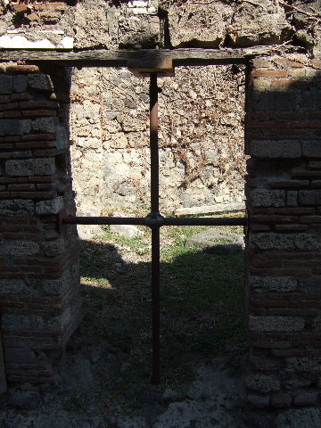 VII.3.35 Pompeii.  December 2007.  Looking east from entrance.