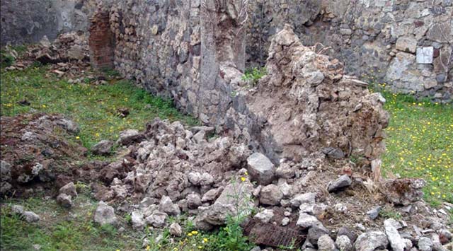 VII.3.37 Pompeii. Shop. December 2007. Large room on south side.