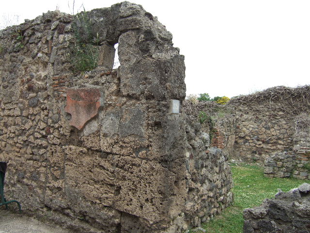 VII.3.39 Pompeii. May 2006. Looking east from entrance towards two small rooms at rear of VII.3.1/2.