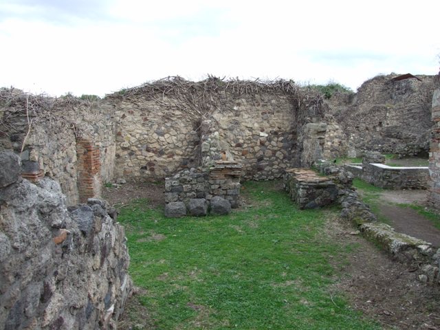 VII.3.39 Pompeii. December 2007. Kitchen and latrine on east side, at rear of VII.3.1/2.