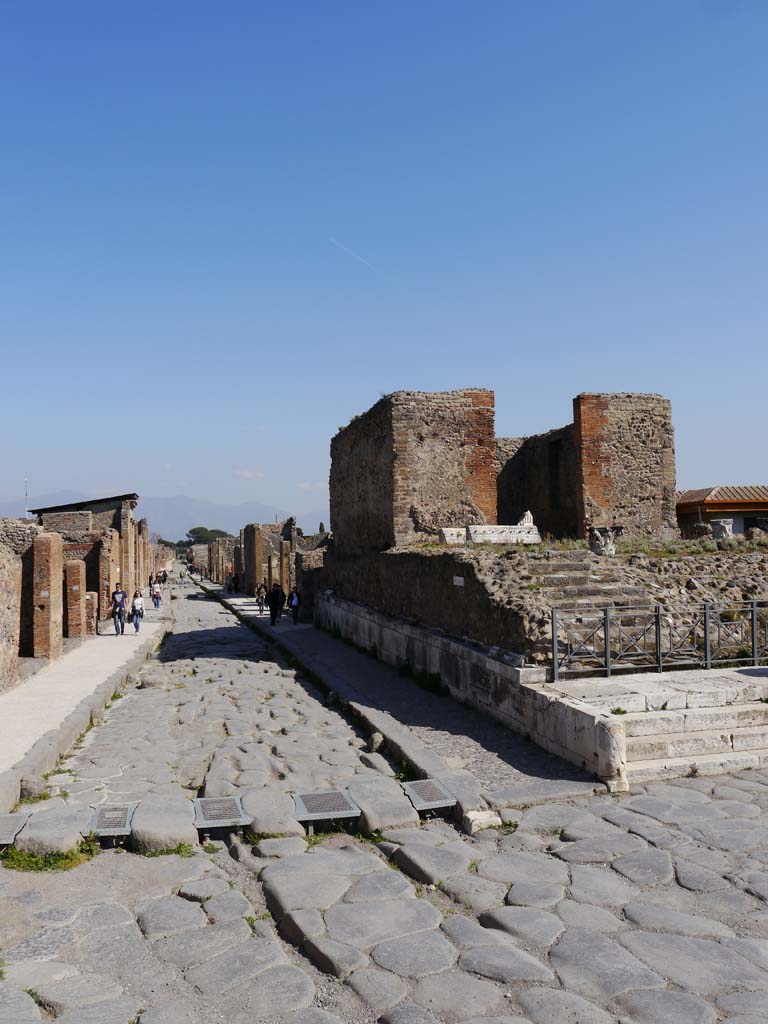 VII.4.1 Pompeii, on right. March 2019. Looking east from junction, with Temple on right.
Foto Anne Kleineberg, ERC Grant 681269 DÉCOR.