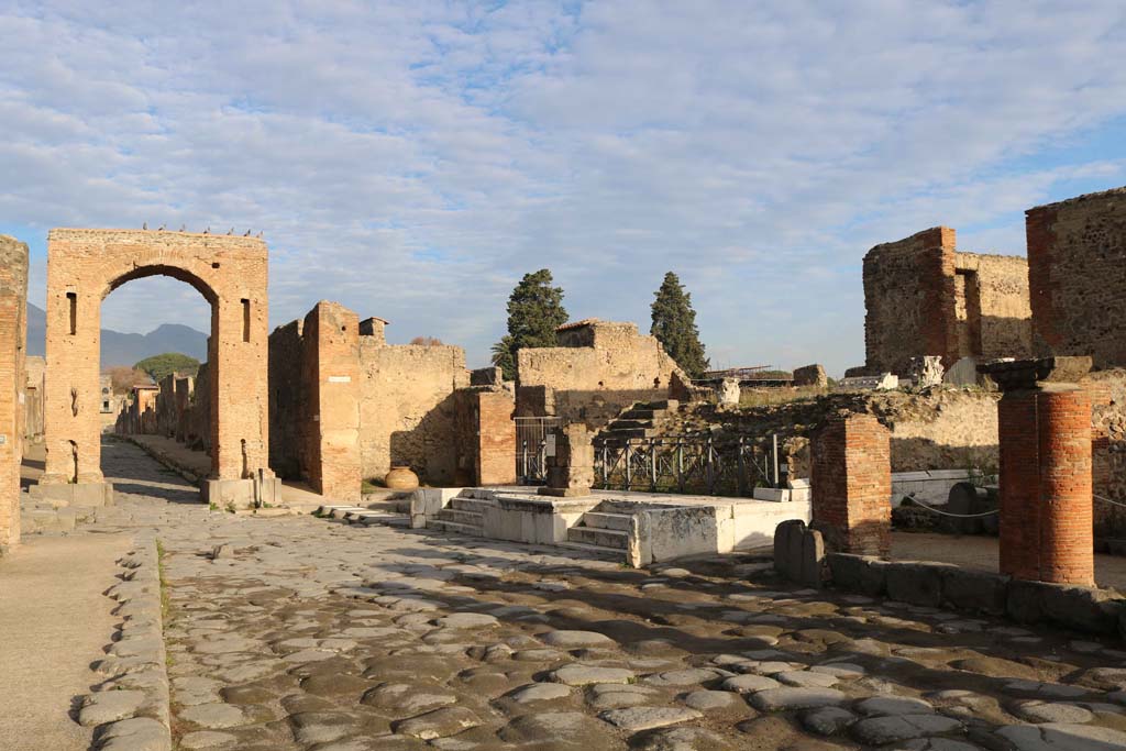 VII.4.1 Pompeii, December 2018.
Looking towards north-east side of Via del Foro, with Temple, in centre. Photo courtesy of Aude Durand.
