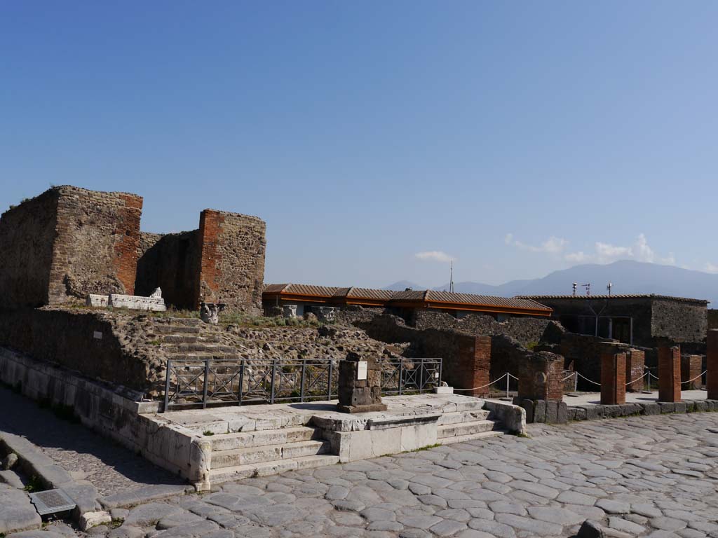 VII.4.1 Pompeii. March 2019. Looking south-east to Temple, on east side of Via del Foro.
Foto Anne Kleineberg, ERC Grant 681269 DÉCOR.