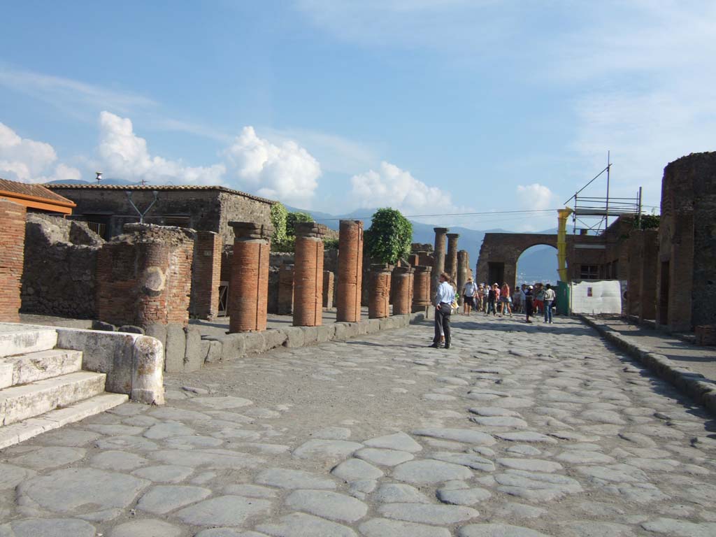 VII.4.1 Pompeii, on left. September 2005. Via del Foro, looking south towards portico on Via del Foro. VII.5 on right.