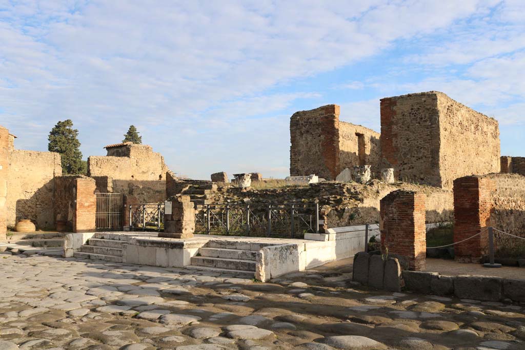 VII.4.1 Pompeii, on left, with VII.4.2, in centre.December 2018.
Looking north-east on Via del Foro towards steps to Temple. Photo courtesy of Aude Durand.
