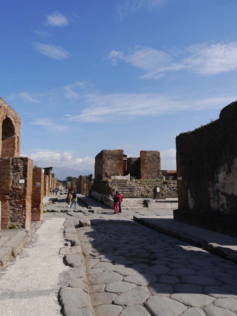 Via delle Terme, Pompeii. March 2019.
Looking east towards junction at crossroads, with VII.4.1, centre right.
Foto Anne Kleineberg, ERC Grant 681269 DÉCOR.
