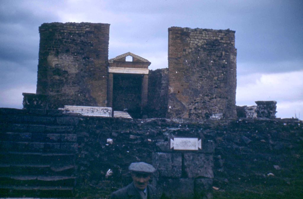 VII.4.1 Pompeii. February 1952. Looking east towards Temple of Fortuna.
Photo courtesy of John Vanko. His father took this photo in 1952, identical to the one above.