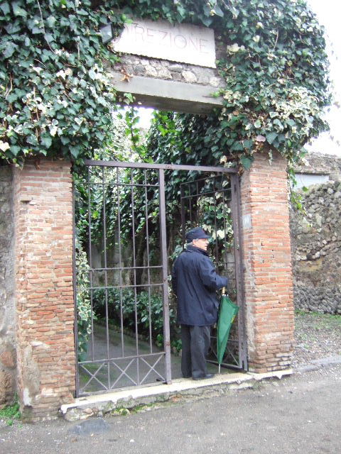 VII.4.10 Casa di Bacco.
Linked to VII.4.8 Direzione degli Scavi
VII.4.10 Looking towards entrance