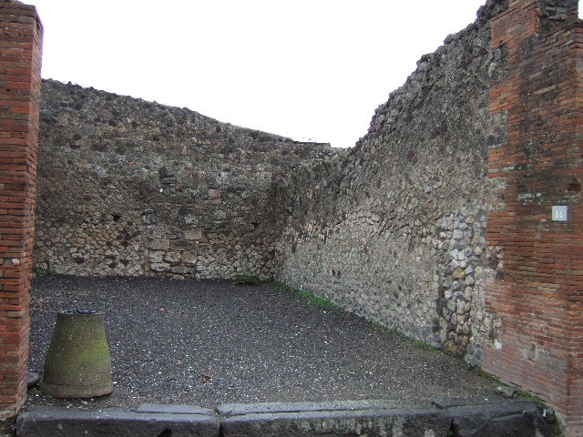 VII.4.14 Pompeii. December 2005. Looking east across shop.