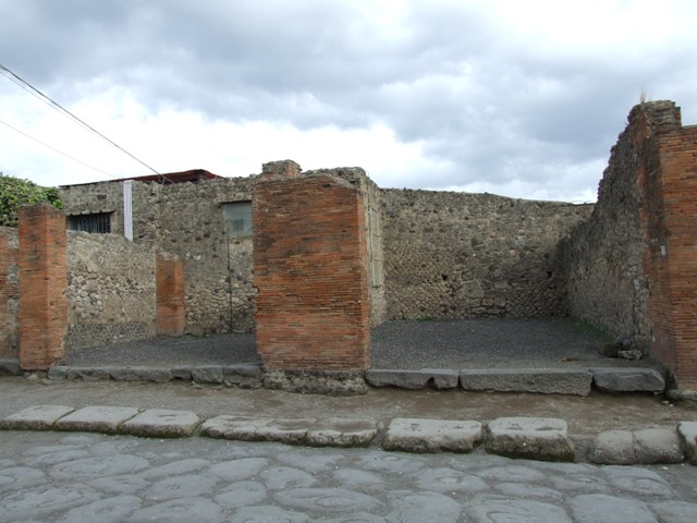 VII.4.13 Pompeii and VII.4.14. 1870. Via Foro oil shop. Photo courtesy of Rick Bauer.