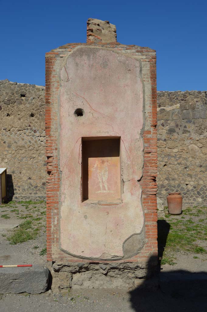 VII.4.16/17 Pompeii. October 2017.
Pilaster between VII.4.16 on left and VII.4.17, with street altar showing a painting of Jupiter.
Foto Taylor Lauritsen, ERC Grant 681269 D�COR.
