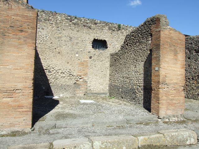 VII.4.19 Pompeii. December 2005.  Shop room, under renovation.