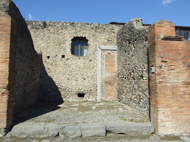 VII.4.20 Pompeii. March 2009.  West and North wall of shop room.