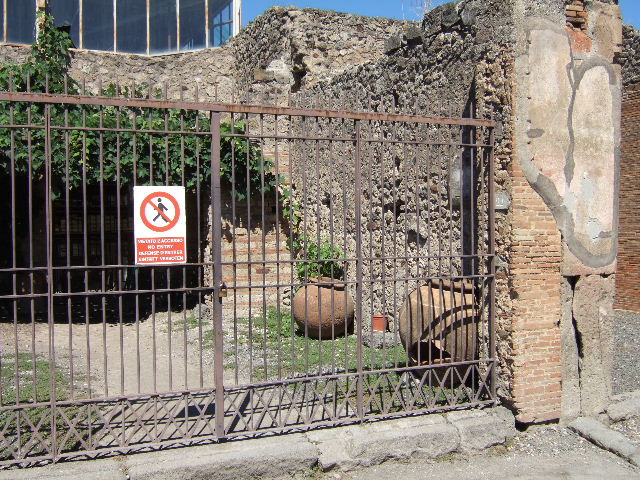 VII.4.22 Pompeii. About 1860. Painting by Teodoro Duclere entitled Bottega VII.4.22. Alma Tadema exhibition Naples Archaeological Museum December 2007. Painting on loan from Sorrento, Museo Correale di Terranova.