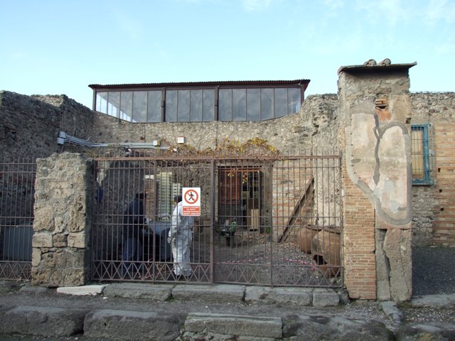 VII.4.22 Pompeii. December 2007. Site of a fresco of Venus and Mercury, described by Fiorelli and now lost. 
Fiorelli describes it as being in VII.4.23, and says “Sul pilastro che divide questa dalla susseguente taberna......”. 
This translates as “On the pilaster that divides this from the following shop….” This would mean VII.4.23 and VII.4.24. 
However, the pilaster above fits the description of the painting, the shape of the remaining plaster and including the painted white line across it.
See Pappalardo, U., 2001. La Descrizione di Pompei per Giuseppe Fiorelli (1875). Napoli: Massa Editore. (p.90).
