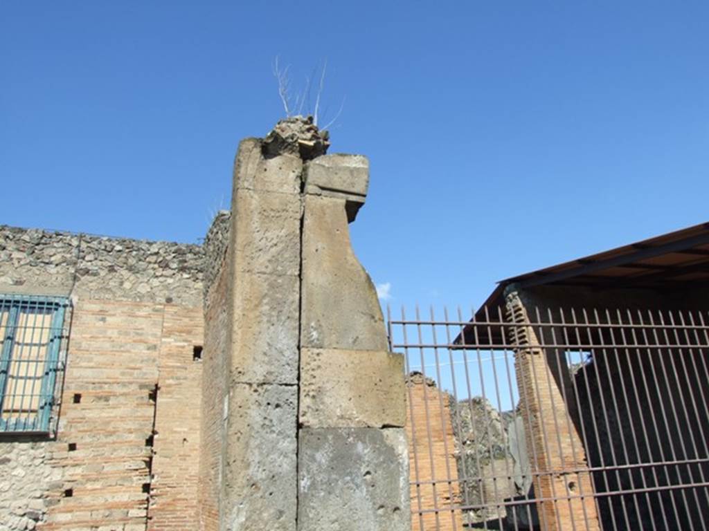 VII.4.23 Pompeii. March 2009. Pillar between VII.4.23 and VII.4.24.
Found painted in red and black in November 1821 on this pilaster was �
M(arcum)  Cerrinium  aed(ilem)  d(ignum)  r(ei)  p(ublicae)  o(ro)  v(os)  f(aciatis)     [CIL IV 556]
and underneath it was �
Marcellum
aed(ilem) rog(at)     [CIL IV 557]
See Pagano, M. and Prisciandaro, R., 2006. Studio sulle provenienze degli oggetti rinvenuti negli scavi borbonici del regno di Napoli.  Naples : Nicola Longobardi. (p. 123)
