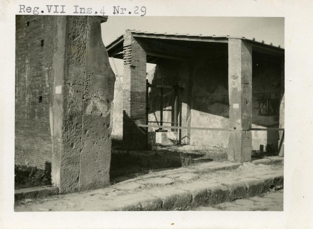 VII.4.24 Doorway to atrium and dwelling. and VII.4.25