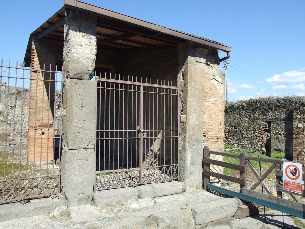 VII.4.25 Pompeii. March 2009. Entrance. Found in May 1822, painted in red on the pilaster between VII.4.25 and 26, (on the right) were –
A(ulum) Vettium Firmum
Numisius Iucundus cum Secundo
Et Victore rog(at)    [CIL IV 558]

C(aium) Cuspium Pansam aed(ilem)    [CIL IV 559]

See Pagano, M. and Prisciandaro, R., 2006. Studio sulle provenienze degli oggetti rinvenuti negli scavi borbonici del regno di Napoli.  Naples : Nicola Longobardi.  
(p. 124)
