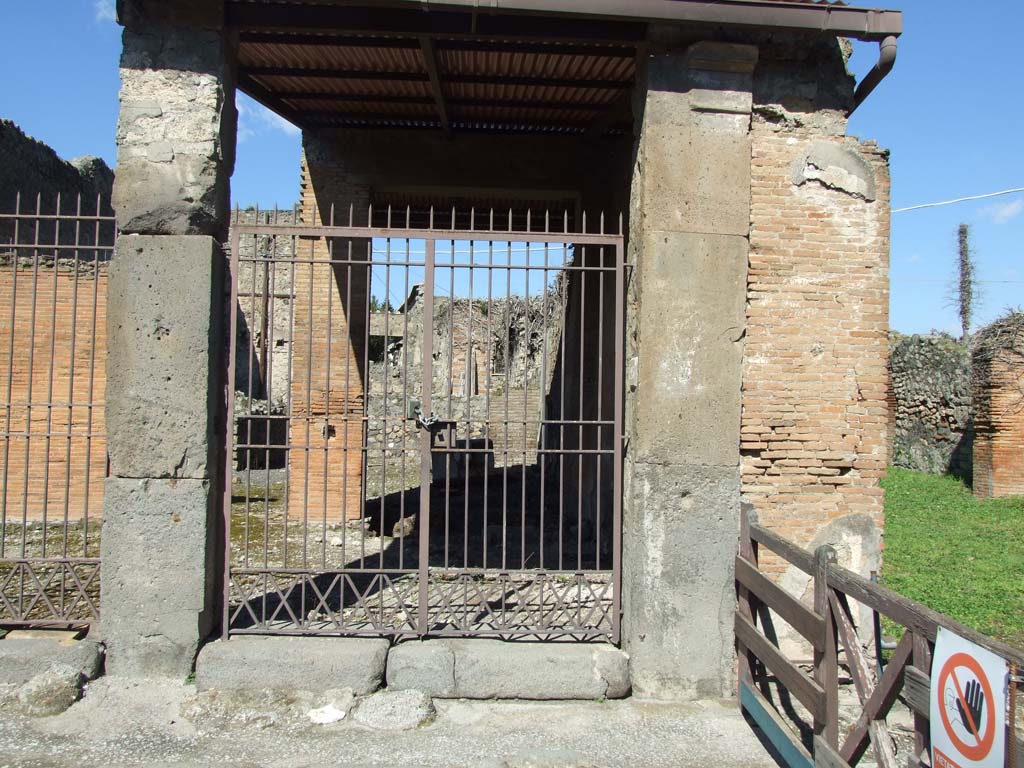 VII.4.25 Pompeii.  September 2005.  Entrance.