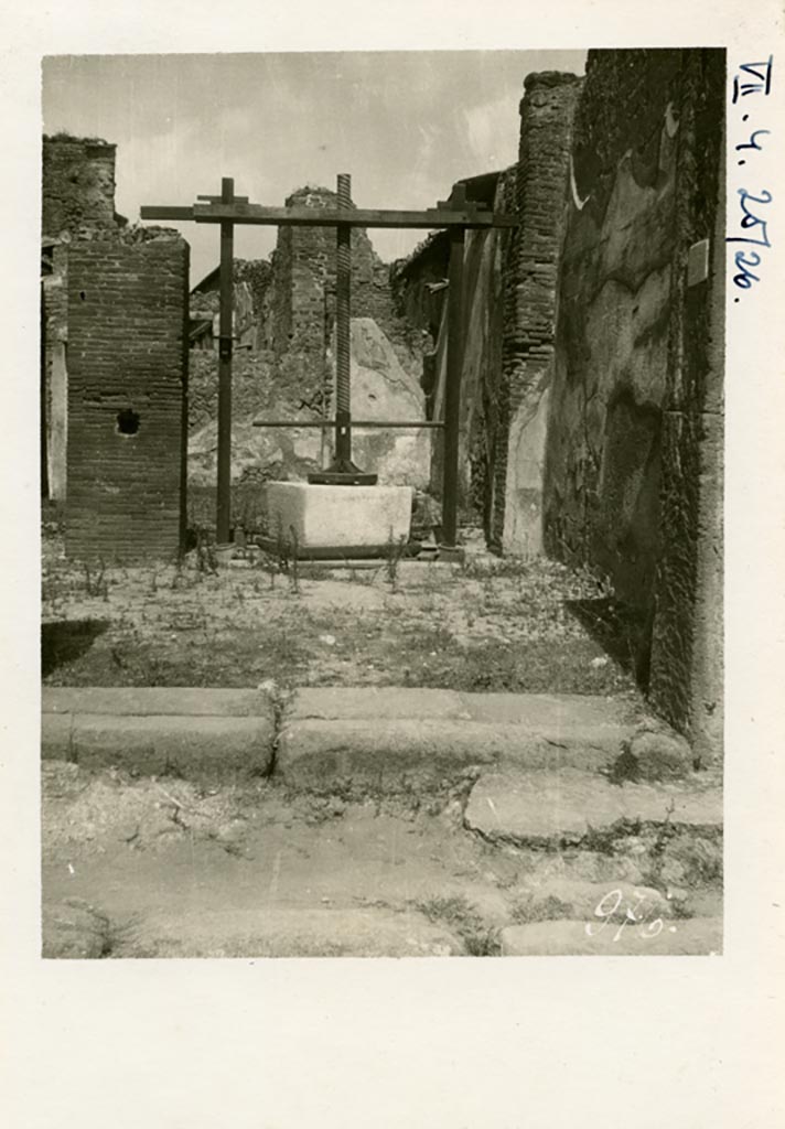 VII.4.25 Pompeii. March 2009.  Upper east side of entrance.