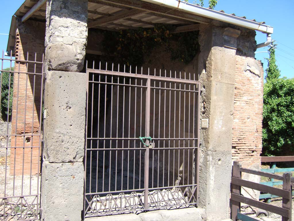 VII.4.25 Pompeii. March 2009. Looking north across atrium to tablinum.