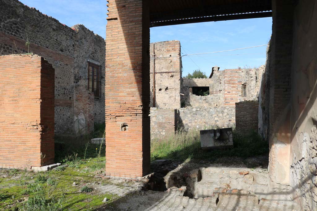 VII.4.25 Pompeii. March 2009.  Looking north-west across atrium towards cubiculum.