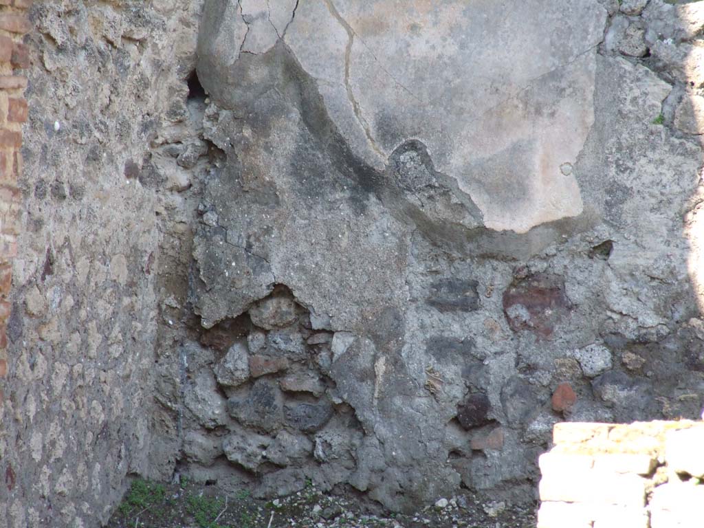 VII.4.25 Pompeii.  September 2005.  East wall of shop.  Remains of painting.